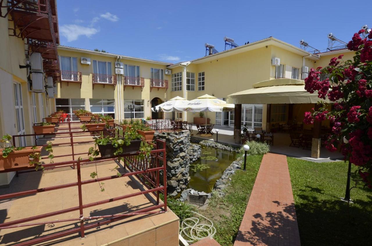 Hotel Intim 科斯蒂内什蒂 外观 照片
