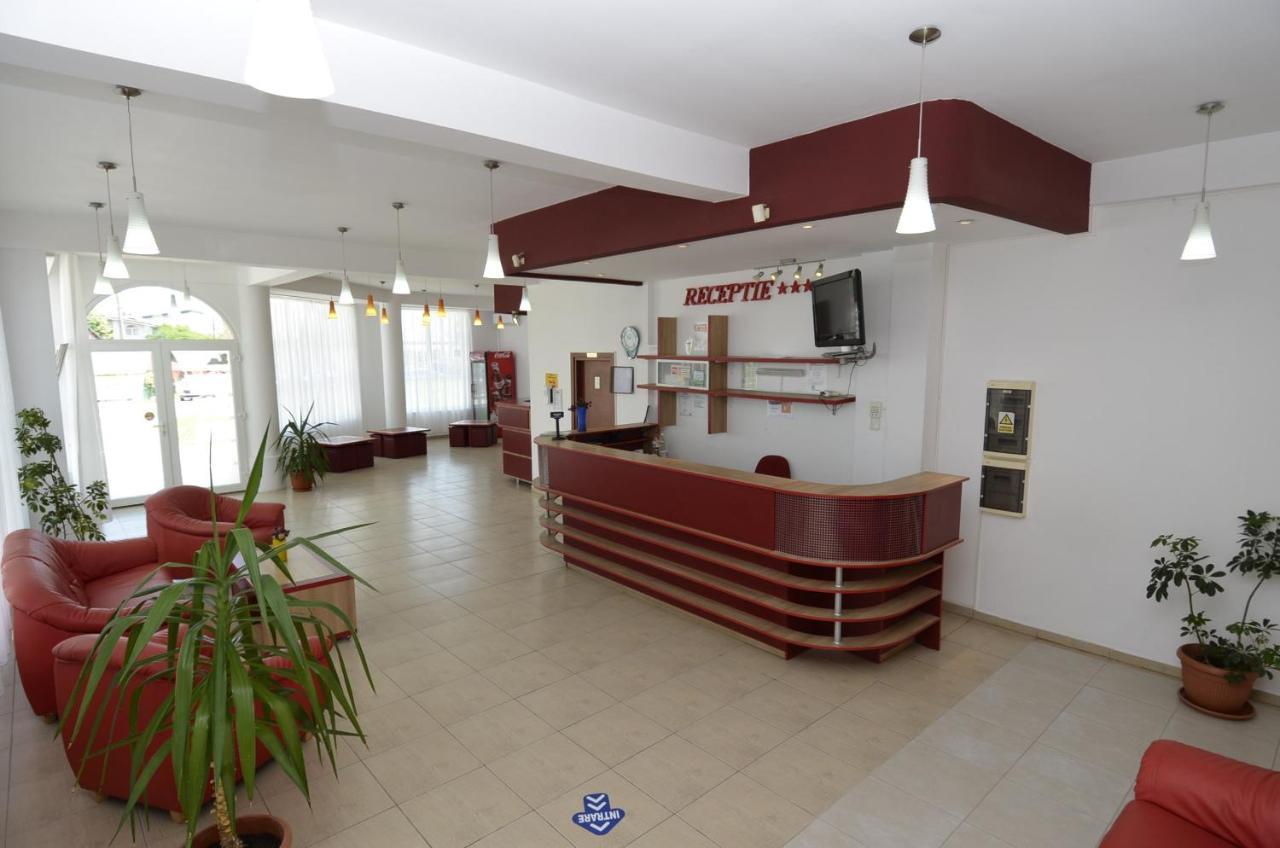 Hotel Intim 科斯蒂内什蒂 外观 照片