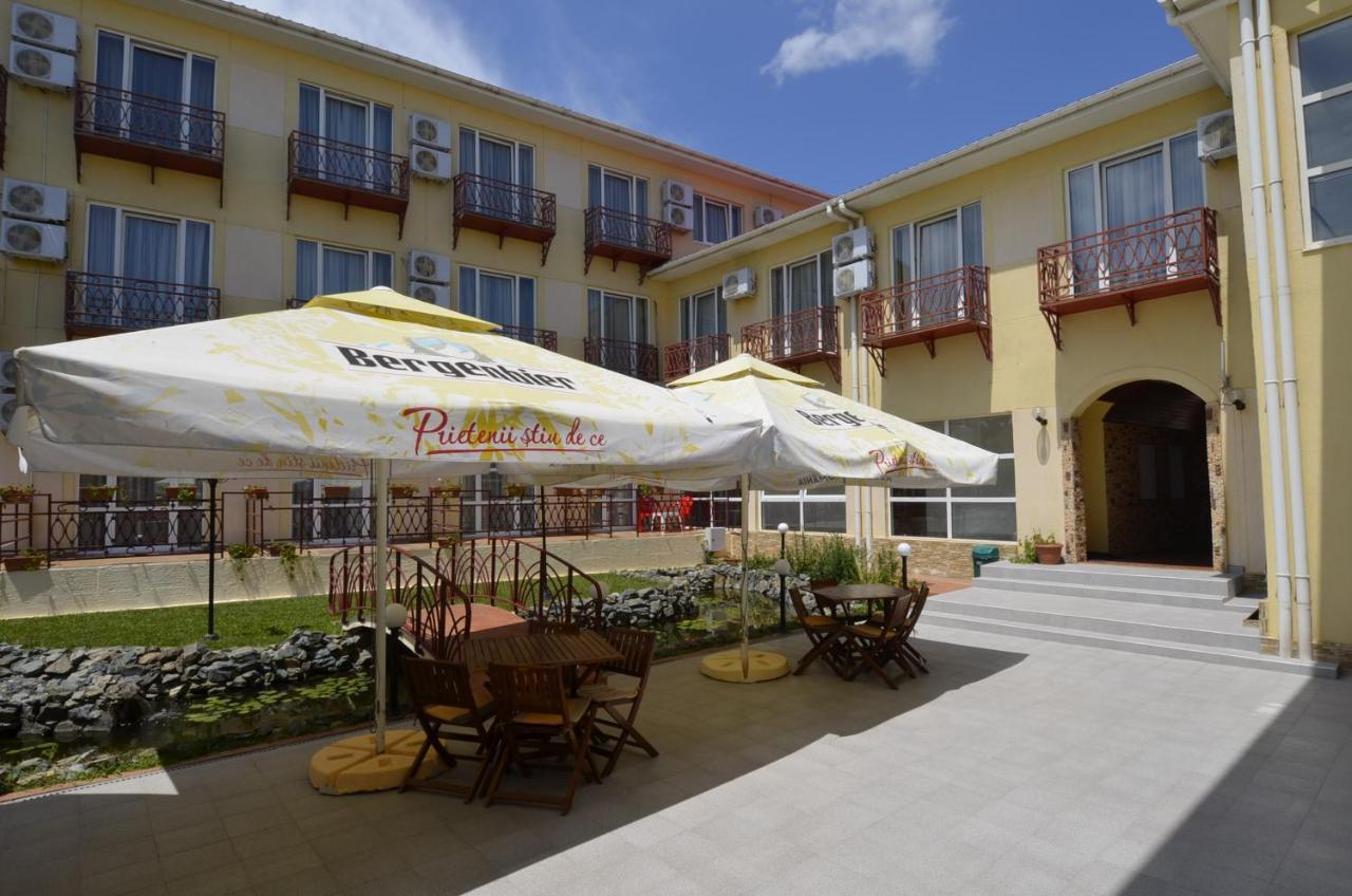 Hotel Intim 科斯蒂内什蒂 外观 照片