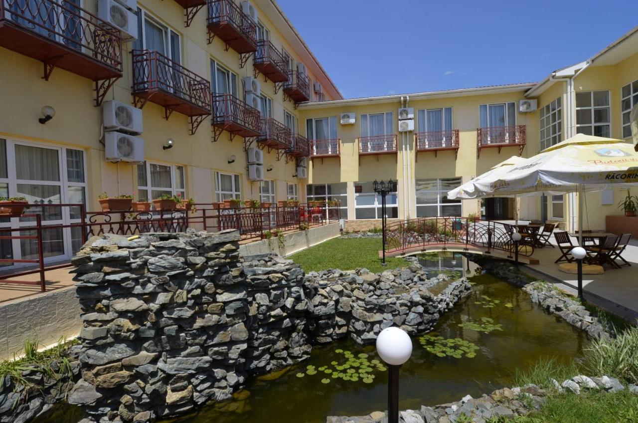 Hotel Intim 科斯蒂内什蒂 外观 照片