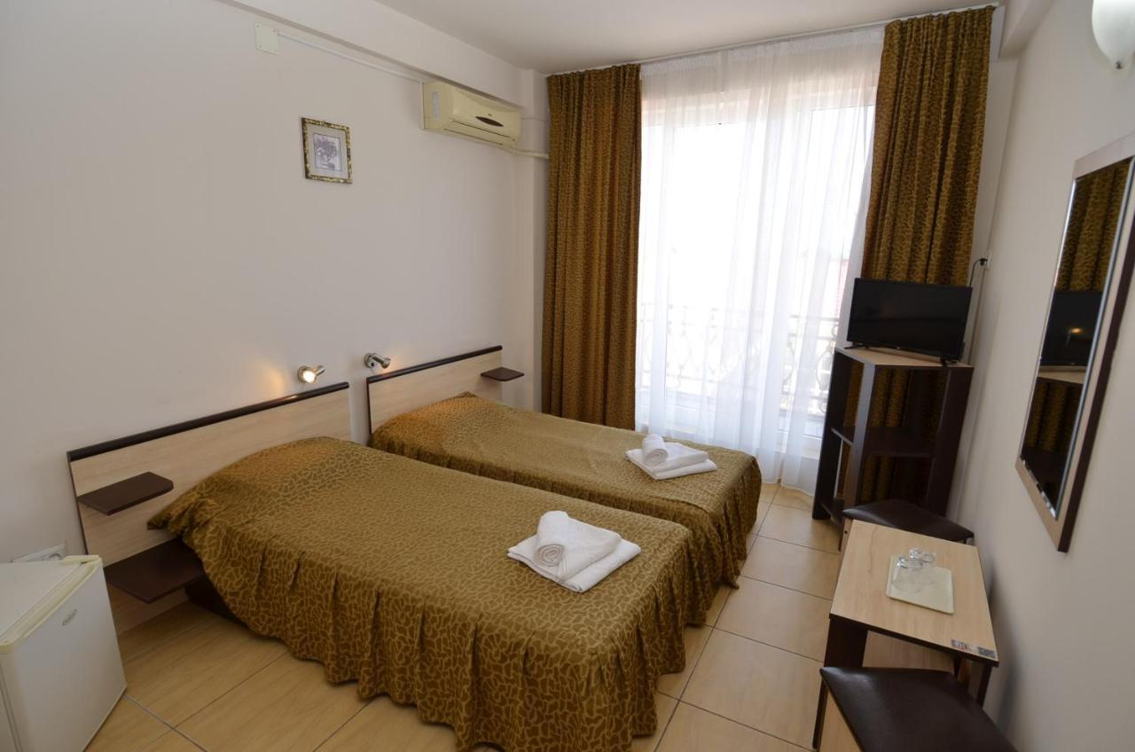 Hotel Intim 科斯蒂内什蒂 外观 照片